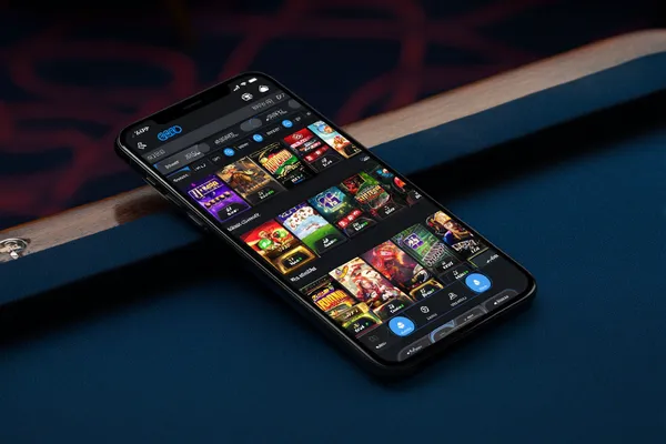 Một cô gái trẻ thư giãn với điện thoại trong khi các biểu tượng casino xuất hiện xung quanh, thể hiện trải nghiệm mượt mà của ứng dụng F8BEF.